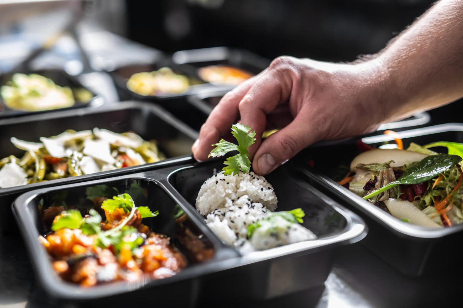 chef-restaurant-kitchen-finishes-food-ready-delivery-takeaway-packages